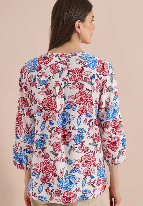 Damesblouse wit met blauw-rode bloemenprint, 3/4 mouwen, losse pasvorm, achteraanzicht.