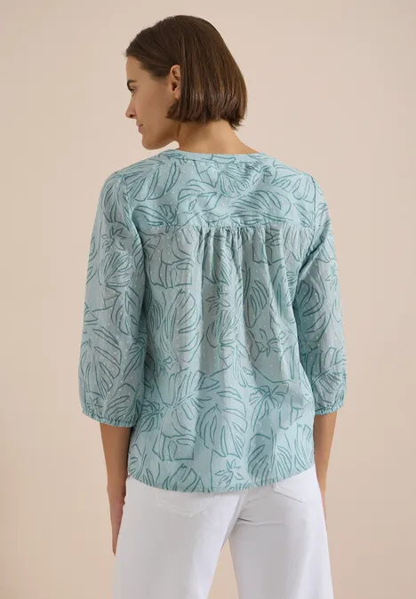 3/4-Arm Tunika mit Blätterprint crystal mint Rückansicht einer Frau in türkis-weiß gemusterter Bluse mit 3/4-Ärmeln und weißer Hose.
