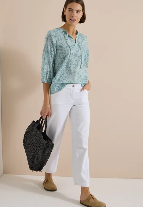 3/4-Arm Tunika mit Blätterprint crystal mint Person trägt mintgrünes Hemd mit Muster, weiße Jeans, grüne Loafer und schwarze Korbtasche.