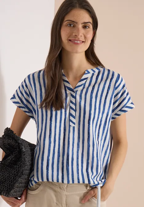 Dropped Shoulder Bluse mit Streifen urban navy blue Person in blau-weiß gestreiftem Kurzarmhemd mit Knopfleiste und schwarzer geflochtener Tasche.