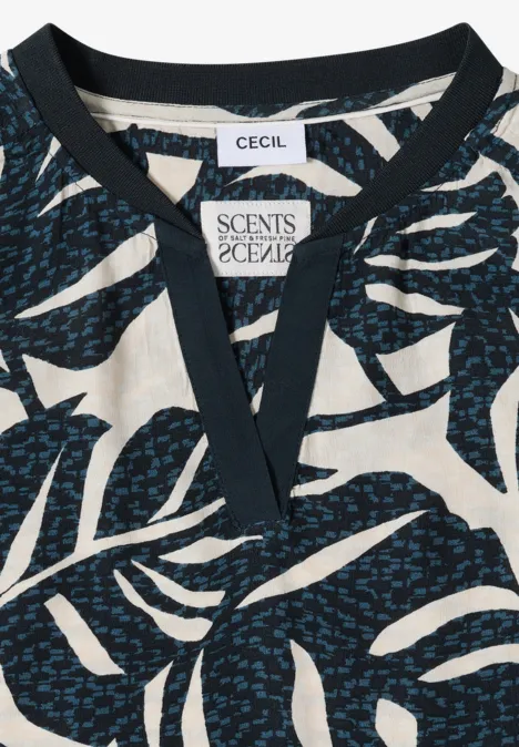 Blouse met gespleten hals en printmix palm breeze green Damestop met V-hals en contrasterende zwart-witte bladprint