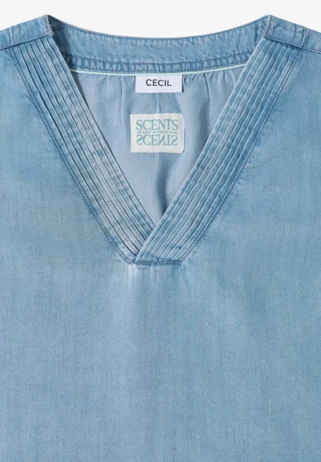 Hellblaues Jeans-Oberteil mit V-Ausschnitt und Labelaufnäher