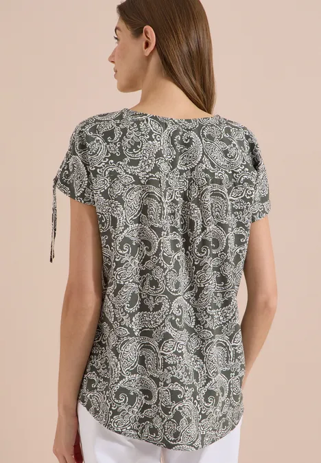 Overhemd met gerimpeld detail khaki Frau von hinten in legerem Kurzarmshirt mit Paisley-Muster und dekorativen Bändern an den Ärmeln