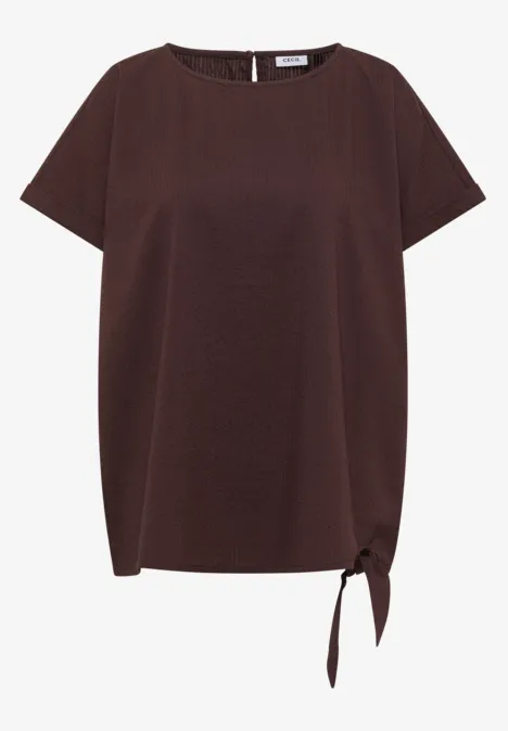 Blouse met ronde hals en knoopdetail brown cacao Braunes Kurzarm-Top mit Rundhalsausschnitt und seitlicher Knotendetail.