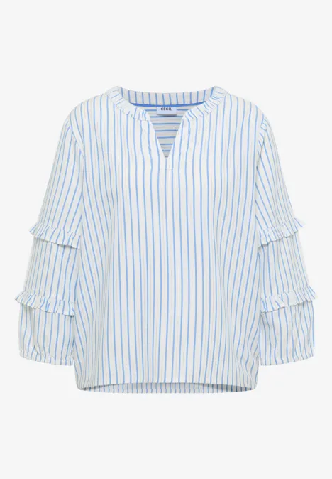 Weiße Bluse mit blauen Streifen, V-Ausschnitt und Rüschen an den 3/4-Ärmeln.