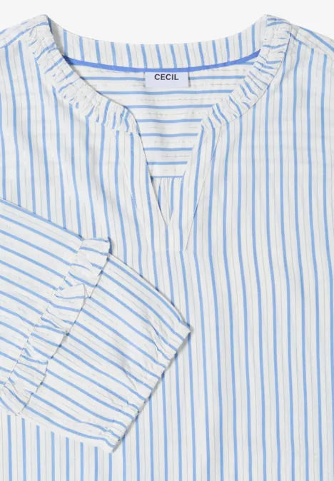 Weiße Damenbluse mit feinen blauen Streifen, V-Ausschnitt und leicht aufgebauschten Ärmeln