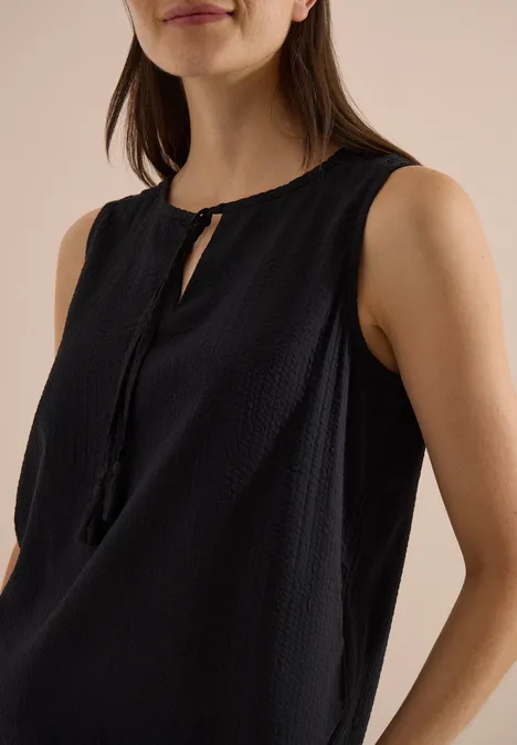 Blusentop mit Split Neck und Bändern Black Schwarzes ärmelloses Top mit schmalem Bindeband am Rundhalsausschnitt.