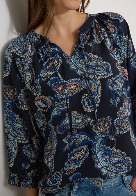 Donkerblauwe blouse met kleurrijk paisley-patroon en lange mouwen.