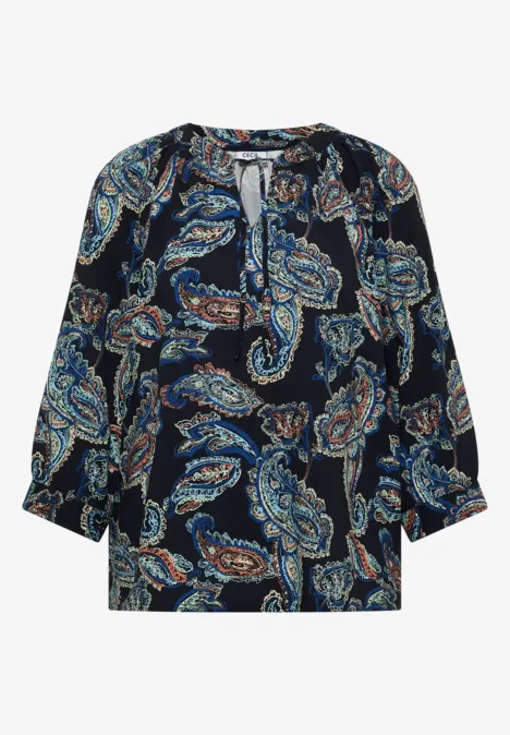 Donkerblauwe blouse met paisleyprint en driekwartmouwen.