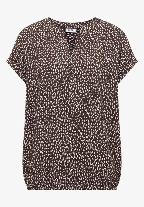 Blouse met hangende schouder en print brown cacao Bruine blouse met V-hals, korte mouwen en crème vlekkenpatroon.