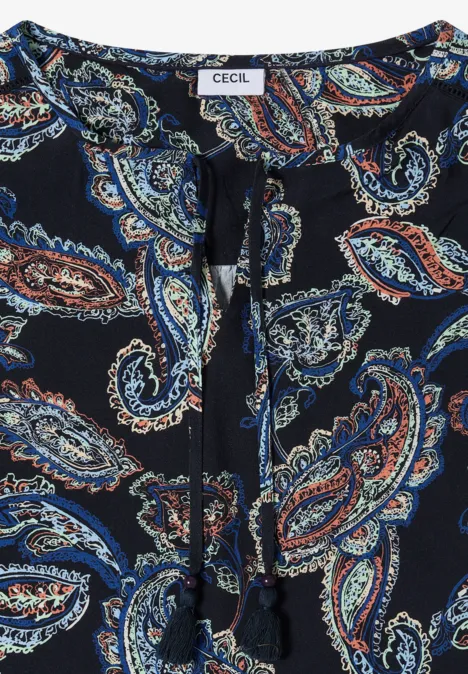 Haut chemisier à col fendu et imprimé universal blue Chemisier sombre CECIL avec motif paisley coloré et lien à l'encolure.