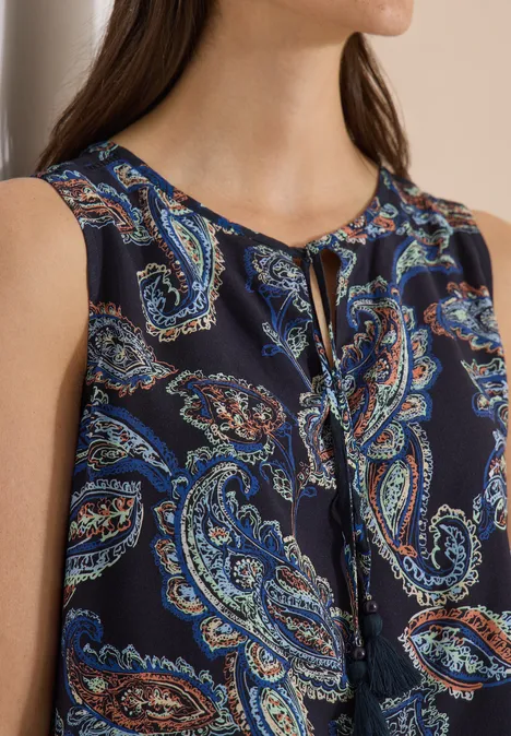 Haut chemisier à col fendu et imprimé universal blue Blouse sans manches bleu foncé à motif cachemire bleu et orange, encolure ronde fendue avec lien.