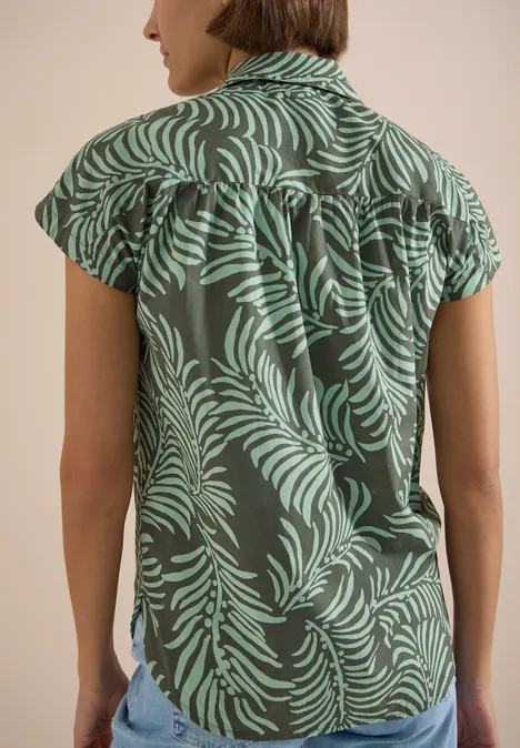 Kurzarm Hemdbluse mit Print khaki Rückansicht einer Frau in kurzärmliger Bluse mit grünem Farnmuster