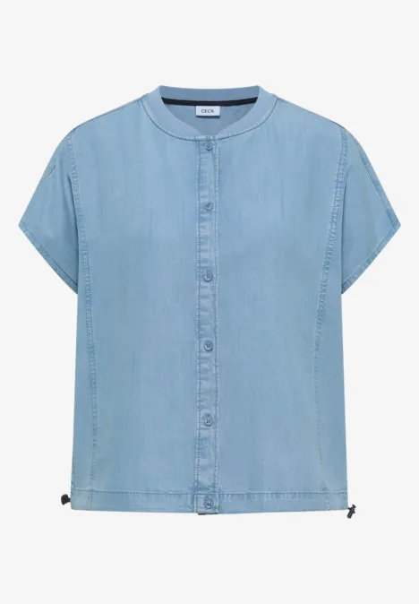 Hellblaues, kurzärmliges Denim-Oberteil mit Knopfleiste und Stehkragen.
