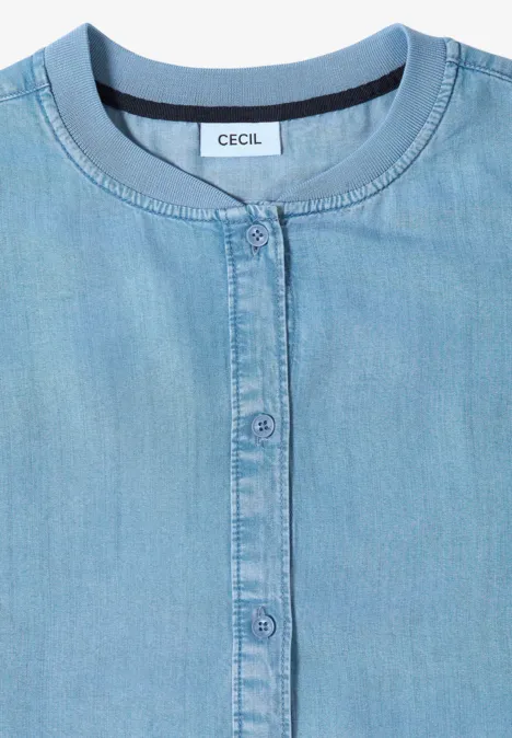 Leichtes hellblaues Jeanshemd ohne Kragen mit rundem Ausschnitt und Knopfleiste, Marke 'Cecil'.