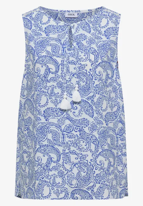 Haut chemisier à col fendu et imprimé vanilla white Top sans manches à motif cachemire bleu et liens à pompons blancs.