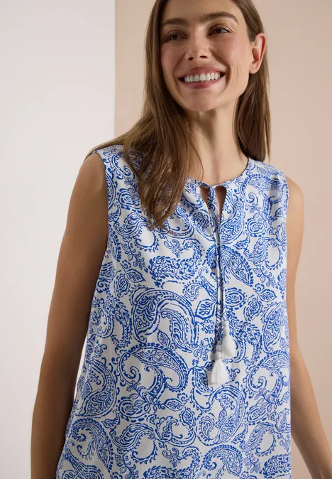 Haut chemisier à col fendu et imprimé vanilla white Blouse sans manches à motif cachemire bleu avec cordon orné de pompons au col