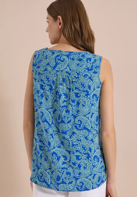 Haut chemisier à col fendu et imprimé surf blue Vue arrière d'une femme portant un débardeur à motif cachemire bleu et vert.