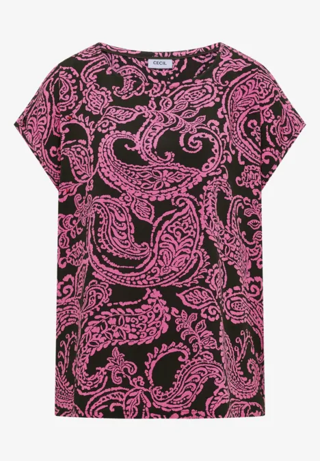 Schwarzes T-Shirt mit auffälligem rosa Paisley-Muster.