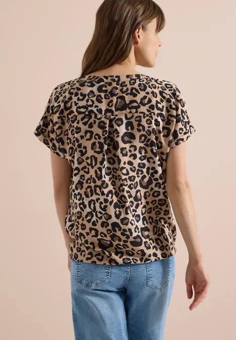 Kurzarm Bluse mit Split Neck und Leo-Print urban taupe Rückansicht einer Frau in beiger Leo-Print-Bluse und blauen Jeans.