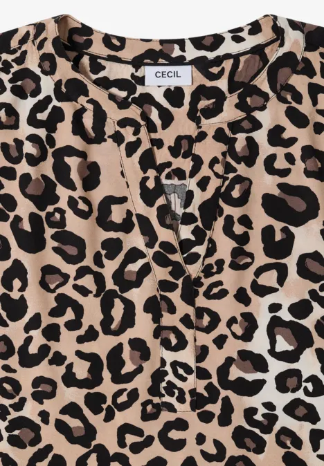 Kurzarm Bluse mit Split Neck und Leo-Print urban taupe Leoprint-Bluse mit V-Ausschnitt in Beige-Schwarz mit Labelaufnäher.