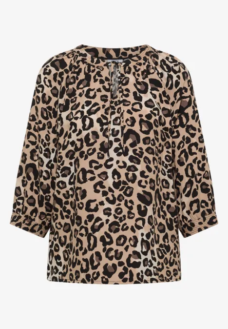 Tunique à manches 3/4, à col fendu et imprimé urban taupe Blouse beige à motifs léopard noirs et manches 3/4.