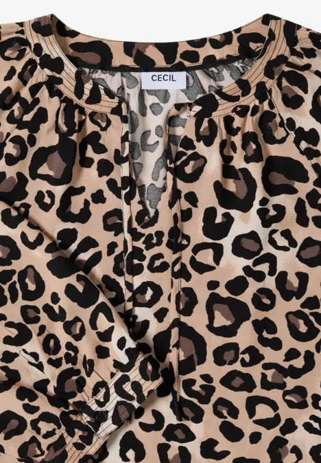 Tunique à manches 3/4, à col fendu et imprimé urban taupe Blouse imprimé léopard avec col en V, patte de boutonnage et manches longues.