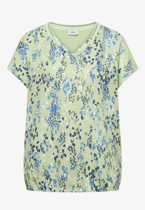 Hellgrüne Bluse mit blauem, abstraktem Blumenmuster, V-Ausschnitt, kurzen Ärmeln und elastischem Saum.