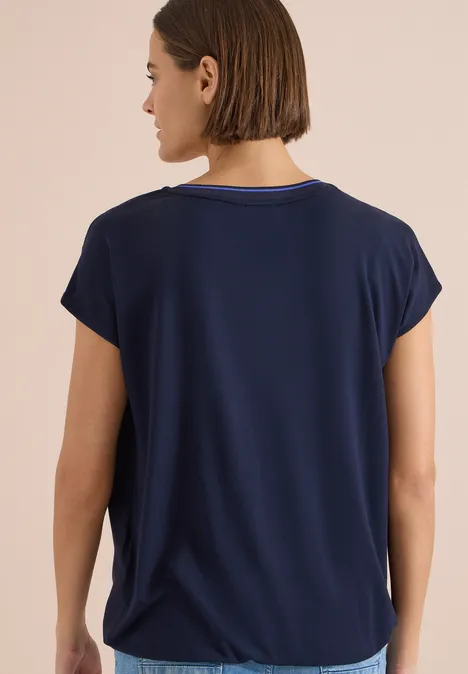 Kurzarm Blusenshirt mit Strukturmix urban dark blue Rückenansicht einer Frau mit schulterlangem Haar, in dunkelblauem, kurzärmeligem T-Shirt.