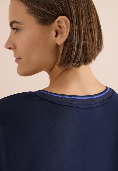 Kurzarm Blusenshirt mit Strukturmix urban dark blue Rückansicht einer Person mit kurzem Bob, trägt ein marineblaues Shirt mit Rundhalsausschnitt.