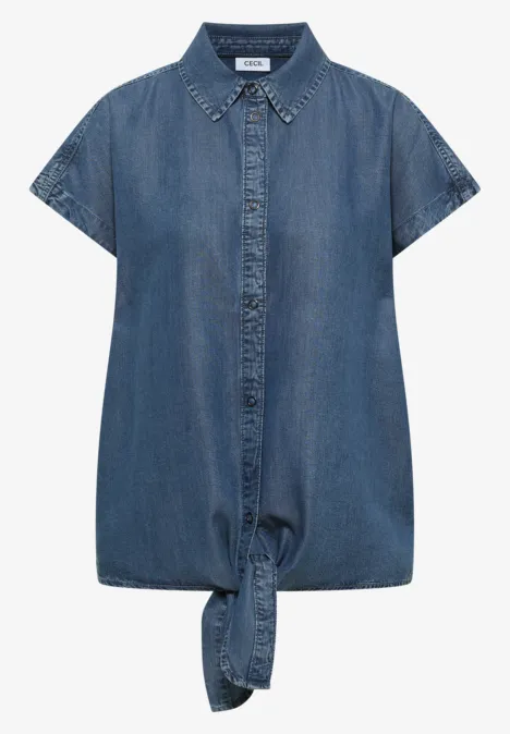 Chemisier à épaules tombantes, effet denim mid blue wash Kurzärmlige blaue Denimbluse mit Kragen, durchgeknöpft und vorn geknotet.