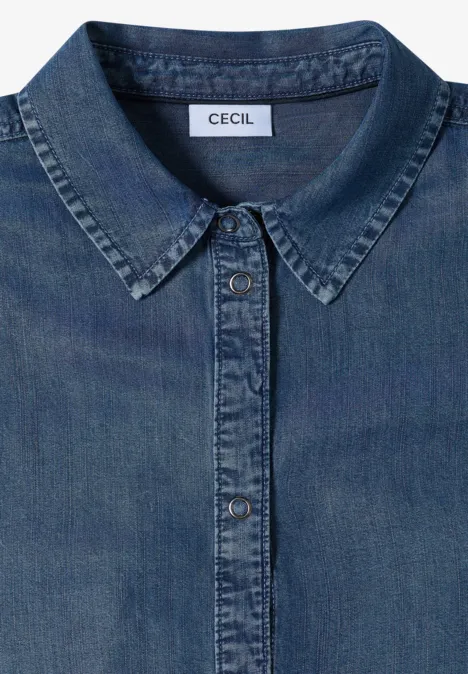 Chemisier à épaules tombantes, effet denim mid blue wash Dunkelblaue Jeansbluse mit spitzem Kragen und sichtbarem CECIL-Label.