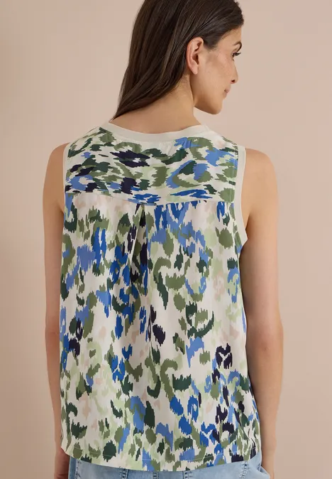 Ärmellose Bluse mit abstraktem Camouflage-Print in Weiß, Grün und Blau.