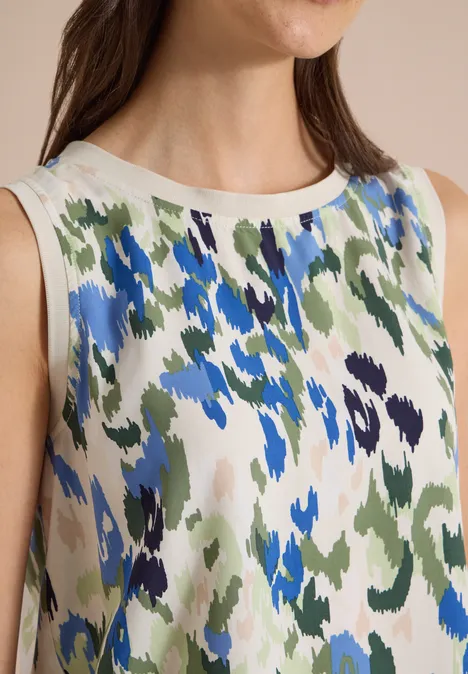 Ärmellose Bluse mit abstraktem Camouflage-Muster in Blau-, Grün- und Beigetönen aus weichem Stoff.
