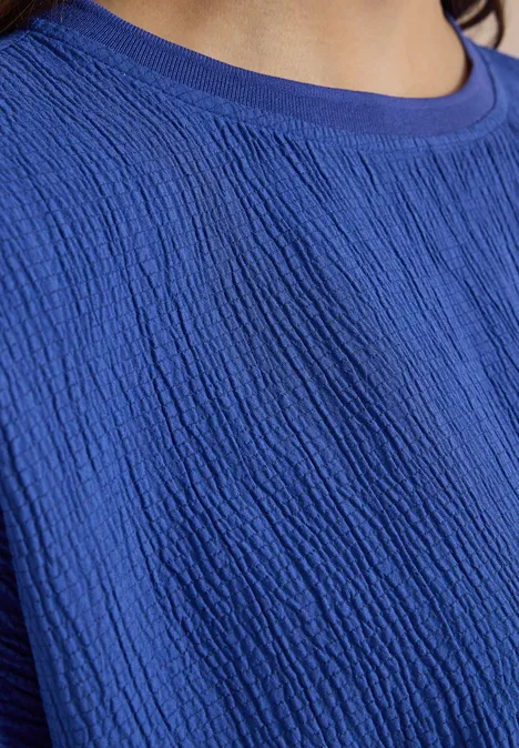 Dropped Shoulder Blusenshirt in Unifarbe deep river blue Nahaufnahme eines blauen, texturierten Shirts mit feinem Rippmuster und Rundhalsausschnitt.