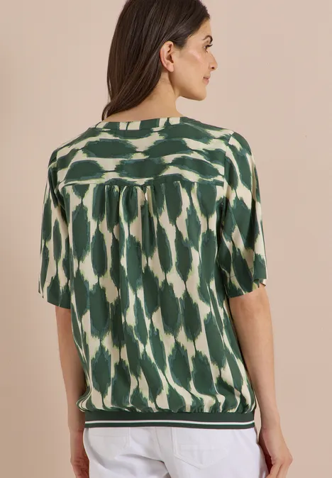 Kurzarm Bluse mit Rundhals und Print vanilla white Rückenansicht einer Frau in locker sitzendem, grün-weiß gemustertem Kurzarm-Oberteil.