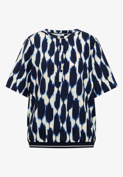 Kurzarm Bluse mit Rundhals und Print urban dark blue Weiß-blau gemustertes Kurzarmshirt mit rundem Ausschnitt und Knopfleiste.