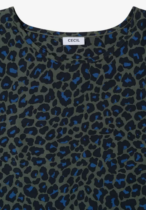 Dunkelgrünes Langarmshirt mit blau-schwarzem Leopardenmuster und Rundhalsausschnitt.