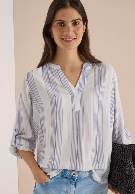3/4-Arm Bluse mit Turn-Up und Streifen deep river blue Junge Frau in hell gestreifter Bluse mit hochgekrempelten Ärmeln und schwarzer Tasche, lächelnd.