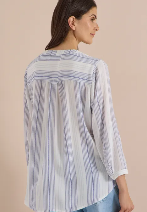 3/4-Arm Bluse mit Turn-Up und Streifen deep river blue Frau im gestreiften Blusenshirt sitzt seitlich, blaue und weiße Streifen.