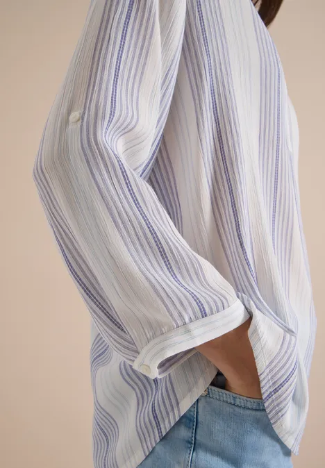 3/4-Arm Bluse mit Turn-Up und Streifen deep river blue Seitliche Ansicht: Person trägt blau-weiß gestreiftes Hemd und steckt Hand in die Jeanshose