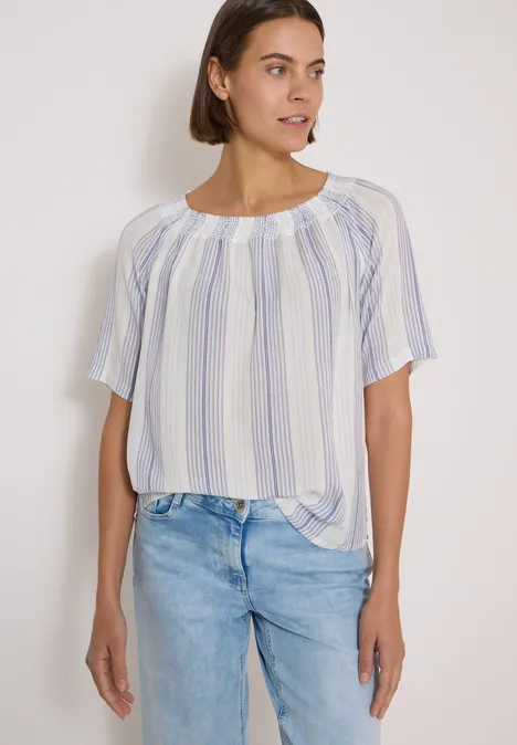 Carmen-Bluse mit Streifenmuster deep river blue Frau trägt lässige, hell gestreifte Bluse mit kurzen Ärmeln und Jeans vor weißem Hintergrund.