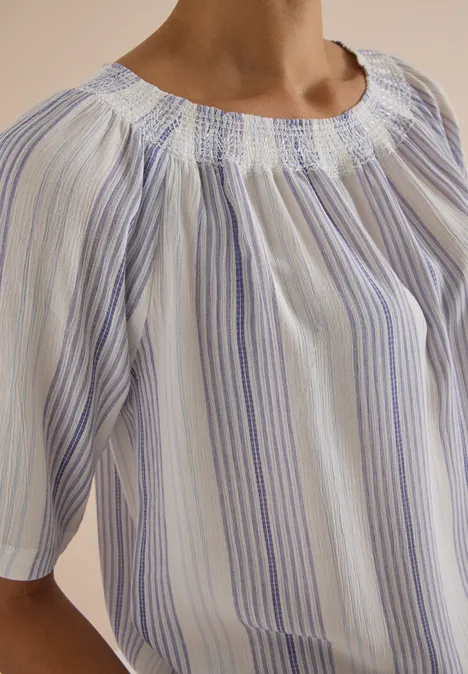 Carmen-Bluse mit Streifenmuster deep river blue Lockere Bluse mit blau-weißen Streifen, gerafftem Rundhalsausschnitt und 3/4-Ärmeln.