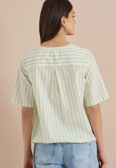 Halbarm Bluse mit Split Neck und Streifen raw matcha lime Frau von hinten in grün-weiß gestreifter Bluse und Jeans.