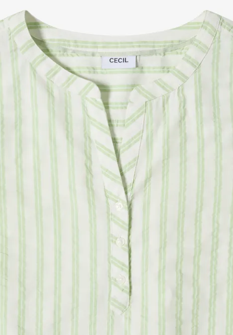 Halbarm Bluse mit Split Neck und Streifen raw matcha lime Leichte weiße Bluse mit hellgrünen, vertikalen Streifen und kleinem V-Ausschnitt.
