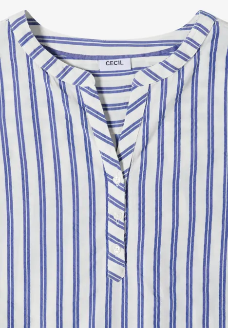 Halbarm Bluse mit Split Neck und Streifen deep river blue Weiße Bluse mit dünnen blauen Streifen, Rundhalsausschnitt und Knopfleiste, Label „CECIL“ sichtbar.