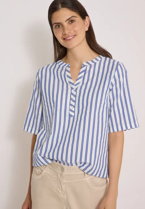 Halbarm Bluse mit Split Neck und Streifen deep river blue Frau in lockerer Bluse mit weißen und blauen Streifen und 3/4-Ärmeln