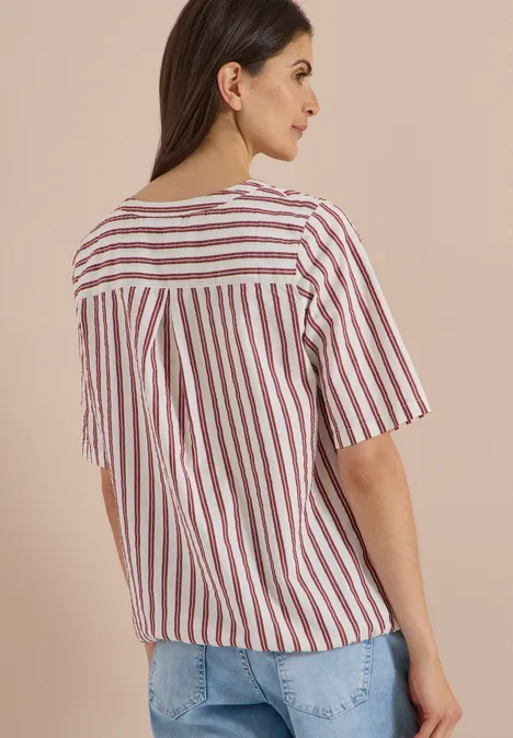 Halbarm Bluse mit Split Neck und Streifen russet red Frau von hinten in gestreiftem Kurzarmshirt und Jeans vor neutralem Hintergrund.
