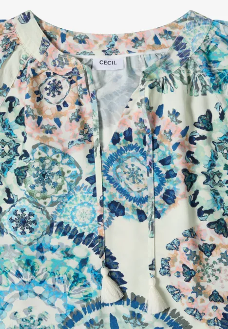 Leichte Damenbluse mit buntem Mandala-Blumenmuster und lockerem Schnitt.