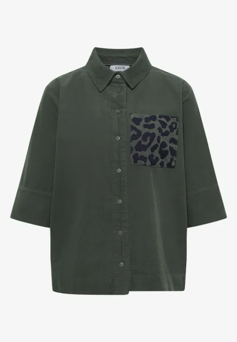 Dunkelgrüne Bluse mit 3/4-Ärmeln und Leopardenmuster auf der Brusttasche.